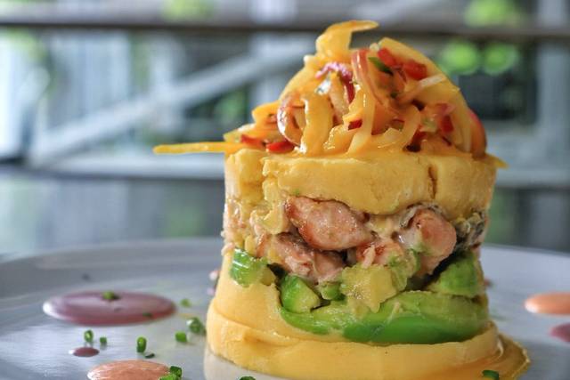 Causa de camarón y aguacate